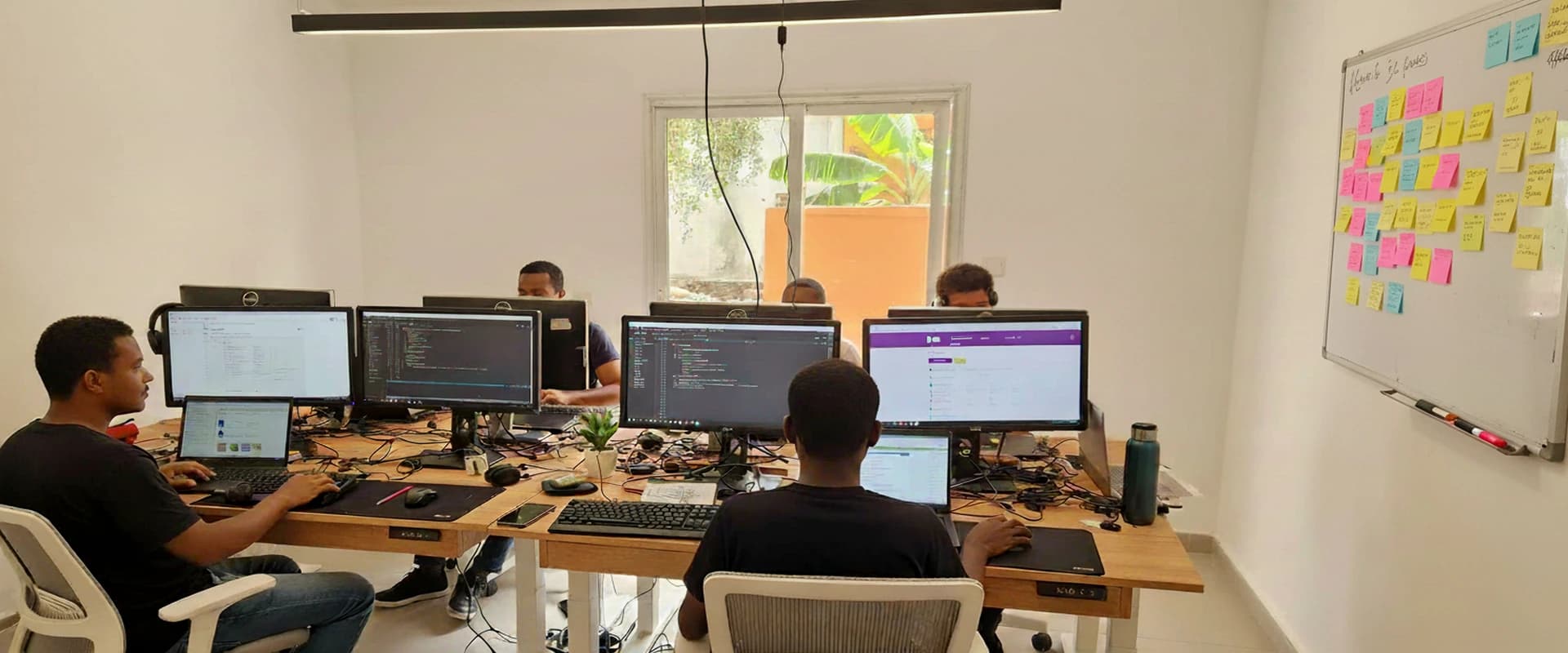 L'équipe de développement Njary Technologie au travail